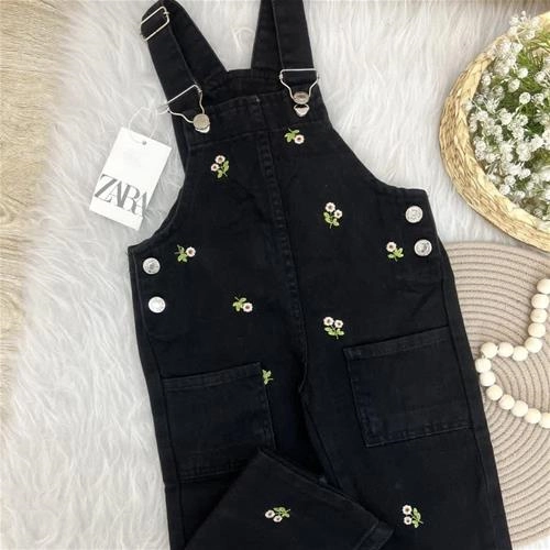 شلوار پیشبندی جین ترک 2-8سال مشکی گلدوزی ترک کد 10384