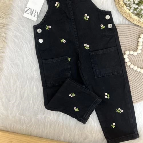 شلوار پیشبندی جین ترک 2-8سال مشکی گلدوزی ترک کد 10384