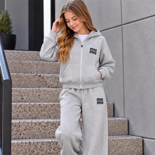 ست دوتیکه سویشرت شلوار کرکدار نگین دار miu miuترک 5-14سال کد 19695